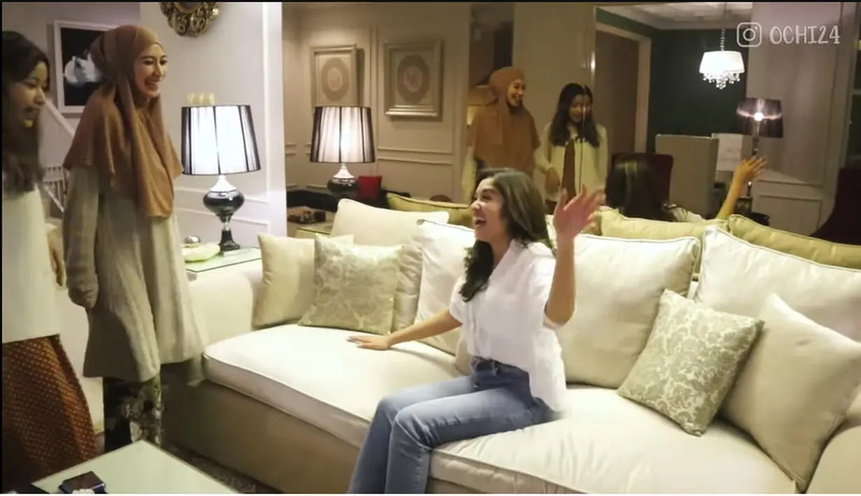 Ruangan  tampak luas karena tidak banyak sekat. Begitu juga ruang tamu yang sangat luas. Rumah pasangan ini berada di kawasan Cirendeu. [Youtube/Ochi Rosdiana]