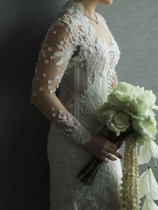 Bouquet bunga mawar putih dengan rangkaian bunga melati yang indah menjadi aksesori penyempurna penampilan Valencia secara keseluruhan. Foto: Instagram.