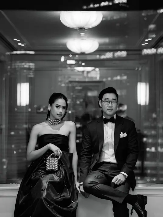 Maudy Ayunda memilih sebuah dress hitam dengan payet berkilauan rancangan Stella Rissa. [Foto: Instagram/maudyayunda]