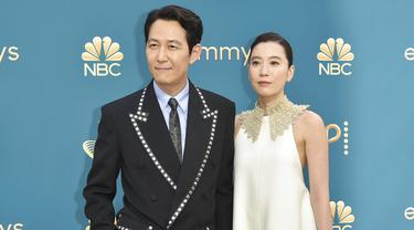 Lee Jung Jae dan Lim Se Ryung di Emmy Awards 2022. (Foto: Richard Shotwell/Invision/AP)