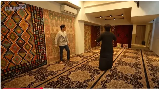 Andre Taulany Takjub Masuk Musala Bergaya Maroko di Rumah Atta Halilintar.  foto: Youtube Taulany TV