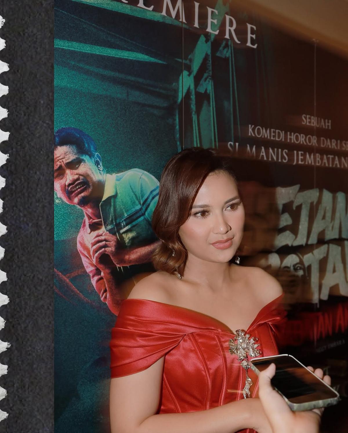 5 Potret Cantik Indah Permatasari di Gala Premier Film 'SETAN BOTAK', Pakai Gaun Merah Menyala