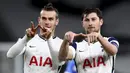Gelandang Tottenham Hotspur, Gareth Bale (kiri) melakukan selebrasi bersama Ben Davies usai mencetak gol ketiga timnya ke gawang Wolfsberger dalam laga leg kedua babak 32 Besar Liga Europa 2020/21 di Tottenham Hotspur Stadium, Rabu (25/2/2021). Tottenham menang 4-0. (AP/Julian Finney/Pool)
