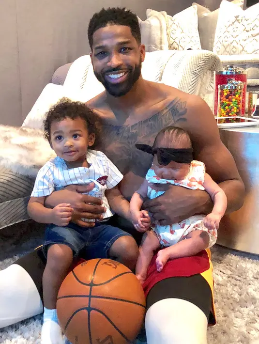 "Hati Khloe benar-benar melilih saat melihat Tristan mengurus anak mereka," tambah sumber. (instagram/realtristan13)