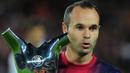 Andres Iniesta. Gelandang Spanyol ini meraih trofi pemain terbaik Eropa pada musim 2011/2012 usai membawa Timnas Spanyol juara Euro 2012 dan membawa Barcelona juara Copa del Rey. Trofi Ballon d'Or 2012 diraih Lionel Messi usai mengungguli Cristiano Ronaldo dan dirinya. (AFP/Lluis Gene)