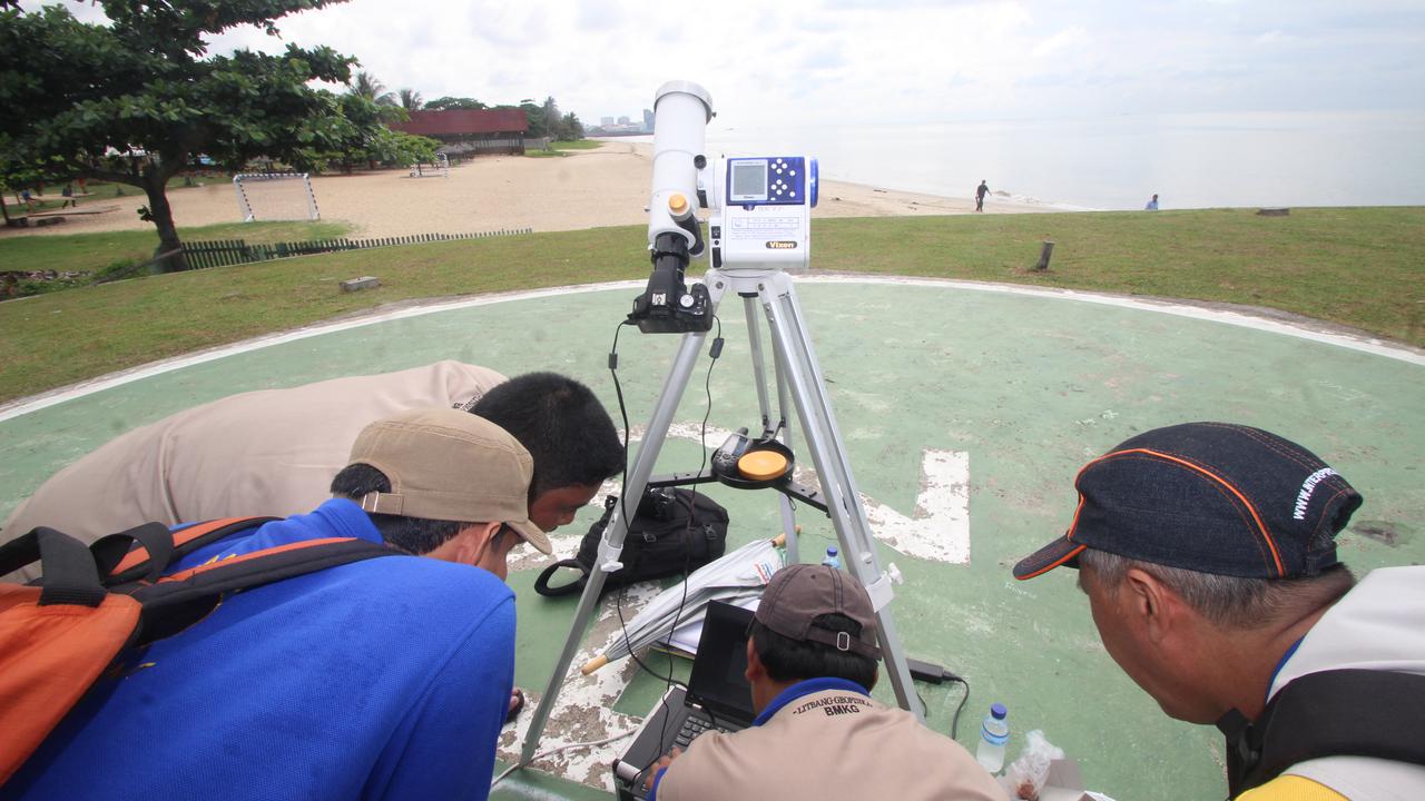 Tim BMKG Balikpapan menyiapkan alat pengamat gerhana matahari total