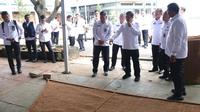 Menteri Imigrasi dan Pemasyarakatan RI Agus Andrianto meninjau Ruangan Kegiatan Kerja Lapas Kelas IIA Garut, Jawa Barat.