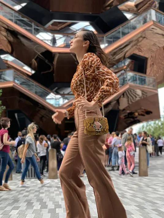 <p>Menambahkan animal print pada atasan atau tas juga bisa jadi ide lho. Kamu bisa padukan dengan celana warna netral. [Instagram/lunamaya]</p>