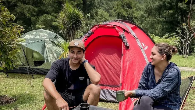 6 Potret Seru Keluarga Darius Sinathrya Camping di Kaki Gunung Salak