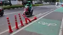 Kondisi stick cone pembatas jalur sepeda di Kawasan Jalan Penjernihan Jakarta, Sabtu (10/12/2022). Keadaan stick cone untuk pembatas jalur sepeda tersebut terlihat sudah rusak dan tidak terpasang dengan benar. (Liputan6.com/Angga Yuniar)
