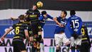 Gelandang Inter Milan, Ivan Perisic (tengah) memenangi duel udara dengan para pemain Sampdoria dalam laga lanjutan Liga Italia 2020/21 pekan ke-16 di Luigi Ferrari Stadium, Rabu (6/1/2021). Inter Milan kalah 1-2 dari Sampdoria. (AFP/Marco Bertorello)