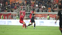 Kapten tim Persija Jakarta, Rizky Ridho (tengah) berduel udara dengan pemain Barito Putera, Youssef Ezzejjari pada laga pekan pertama BRI Liga 1 2024/2025 di Jakarta International Stadium (JIS), Jakarta Utara, Sabtu (10/8/2024). (Bola.com/Abdul Aziz)