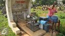 Warga mengumpulkan barang miliknya di kawasan TPU Menteng Pulo, Jakarta Selatan (7/4). Lebih dari seratus kepala keluarga digusur karena mereka menempati lahan dan mendirikan bangunan di tempat pemakaman umum. (Liputan6.com/Gempur M Surya)