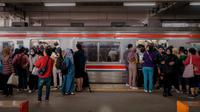Kepadatan penumpang sempat terjadi di Stasiun Manggarai, Tebet, Jakarta Selatan pada Sabtu (5/10/2024). Sebagian besar penumpang hendak menyaksikan kegiatan HUT ke-79 TNI di Lapangan Silang Monas, Jakarta Pusat. (Foto: KAI Commuter)
