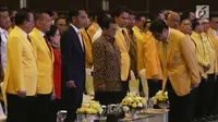 Ketua Umum Golkar, Airlangga Hartarto memberikan salam kepada Presiden Joko Widodo (Jokowi) dan Ketua Umum PDIP Megawati Soekarnoputri saat perayaan HUT ke-54 Partai Golongan Karya (Golkar) di Jakarta, Minggu (21/10). (Liputan6.com/Angga Yuniar)