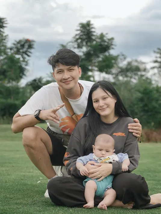 Meski sering disebut mirip sang mama, Zayn juga memiliki sedikit kemiripan dengan sang papa [instagram/zaynenver]