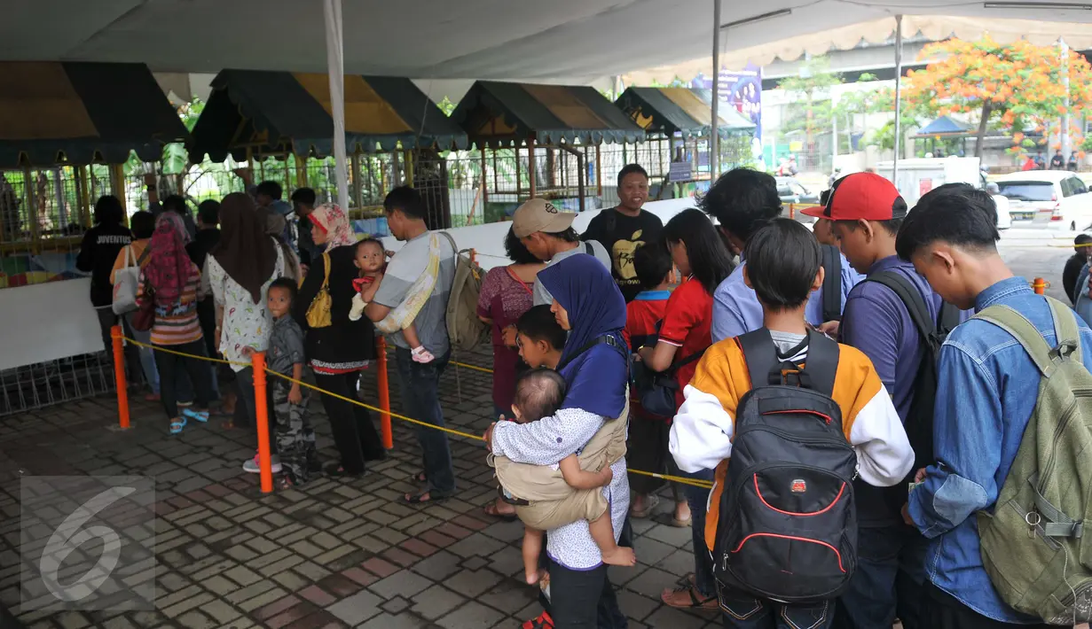 Sejumlah orang terlihat antre untuk menaiki salah satu wahana di kawasan wisata Ancol, Jakarta, Kamis (31/12). Malam pergantian tahun nanti rencananya akan dimeriahkan pesta kembang api dan konser grupband Noah dan Wali. (Liputan6.com/Gempur M Surya)