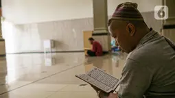 Jemaah membaca Al-Quran di Masjid At- Taqwa, Jakarta, Rabu (14/4/2021). Bulan Ramadhan umat muslim banyak menghabiskan waktu untuk tadarus Al Quran baik siang hari dan malam hari. (Liputan6.com/Faizal Fanani)