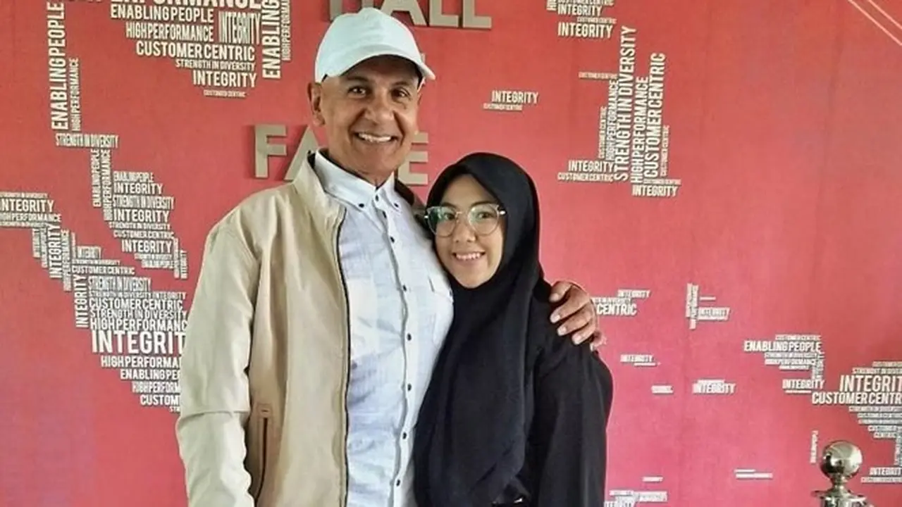 7 Potret Mesra Mark Sungkar dan Istri, Terpaut Usia 45 Tahun