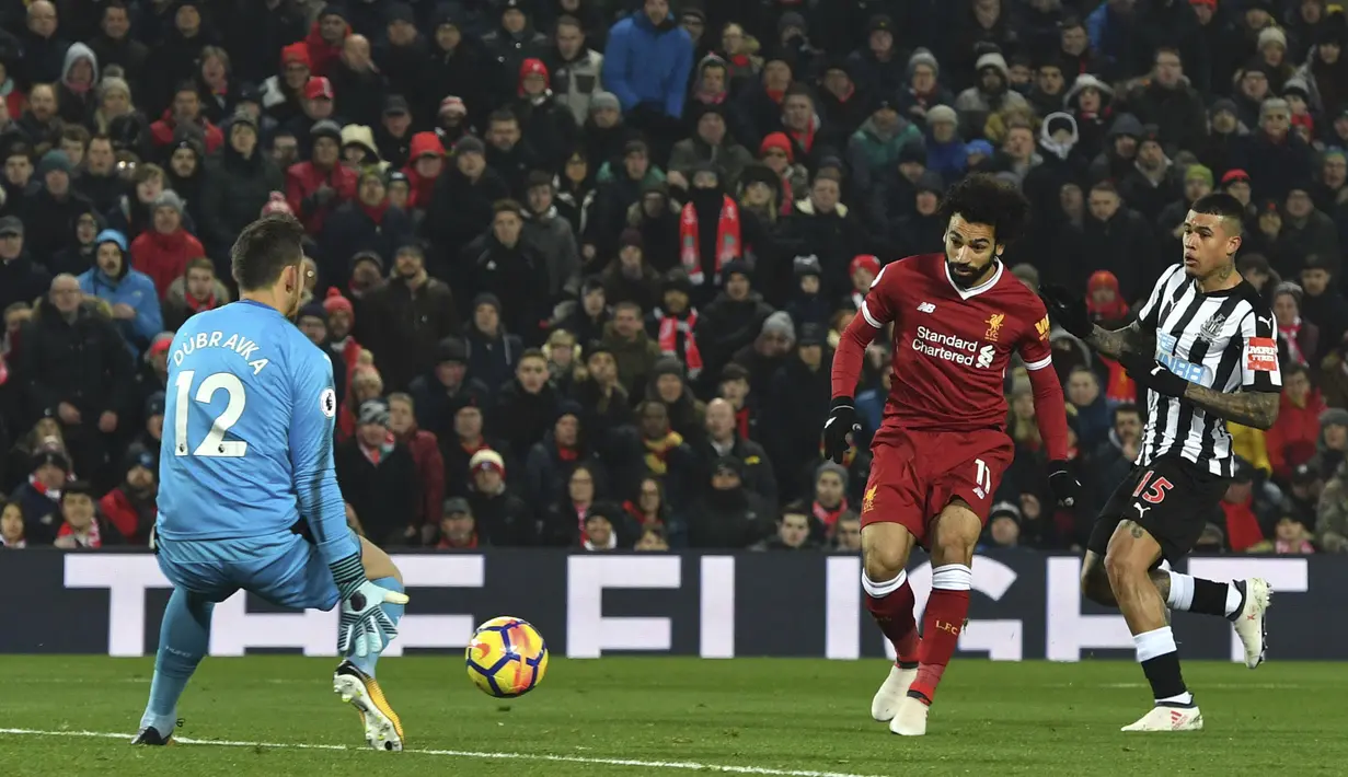 Aksi Mohamed Salah saat mebobol gawang Newcastle pada lanjutan Premier League di Anfield, Liverpool, (3/3/2018). Liverpool menang 2-0. (Anthony Devlin/PA via AP)