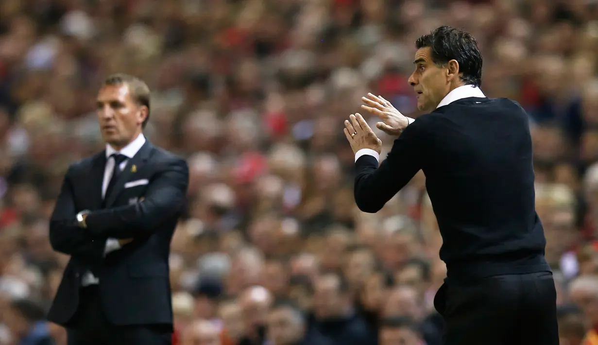 Pelatih Sion, Didier Tholot (kanan) menginstruksikan para pemainnya saat melawan Liverpool pada Liga Europa di Stadion Anfield, Jumat (2/10/2015). Liverpool bermain imbang dengan Sion dengan skor 1-1. (Reuters/Phil Noble)