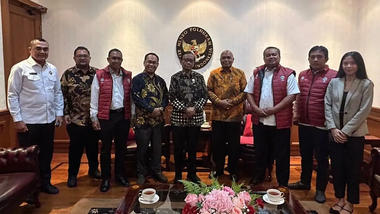 Menko Polhukam Mahfud Md bertemu dengan Tim Pembela Demokrasi Indonesia (TPDI). Menurut Koordinator TPID Petrus Salestinus, pertemuan tersebut membahas soal perkembangan perjuangan Romo Paschalis dalam mengungkap kasus dugaan beking tindak pidana perdagan