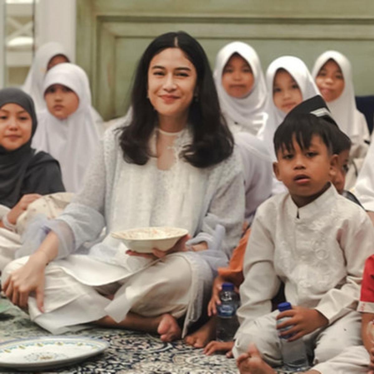 Cantiknya Dian Sastro Berkerudung Putih di Acara Syukuran Ultah Ke-43, Bahagia Bertepatan Malam Nuzulul Qur'an