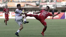 Penyerang Bali United, Stefano Lilipaly, berebut bola dengan bek Persija Jakarta, Tony Sucipto, pada laga Shopee Liga 1 di Stadion Patriot Chandrabhaga, Bekasi, Kamis (19/9). Bali United menang 1-0 atas Persija. (Bola.com/Yoppy Renato)