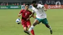 Bek Timnas Indonesia U-19, Ahmad Rusadi berusaha menahan laju Nguyen Quoc Viet (Vietnam U-19) pada kualifikasi grup A Piala AFF U-19 2022 di Stadion Patriot Candrabhaga, Bekasi, Jawa Barat, Sabtu (2/7/2022). Laga kedua tim berlangsung ketat, saling adu serangan dan berusaha menampilkan permainan terbaik. (Liputan6.com/Helmi Fithriansyah)