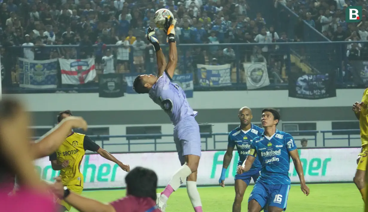 Kiper Persikabo 1973, Syahrul Trisna Fadillah berusaha menangkap bola dari ancaman pemain Persib Bandung pada laga pekan terakhir BRI Liga 1 2022/2023 di Stadion Gelora Bandung Lautan Api (GBLA), Bandung, Sabtu (15/4/2023) malam WIB. (Bola.com/Nandang Permana)