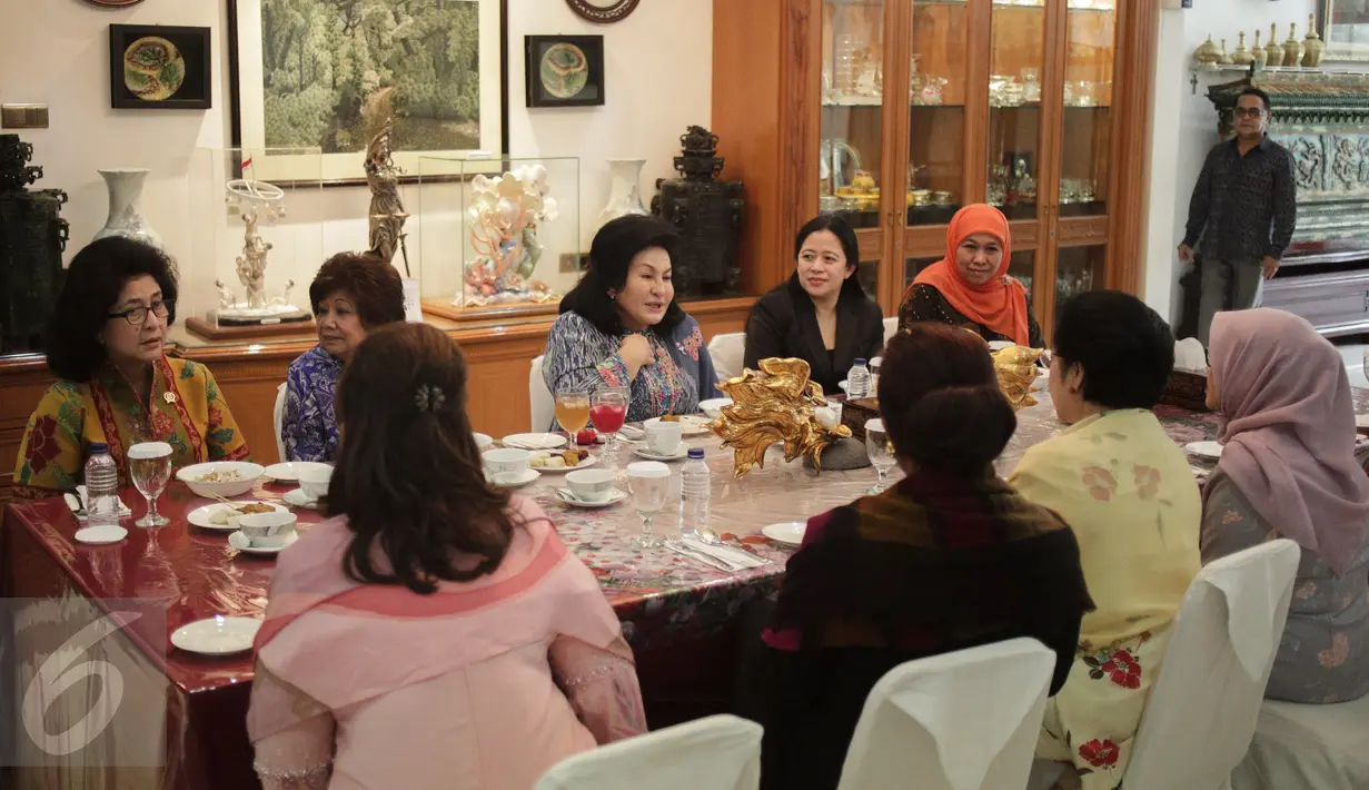 Presiden ke-5 RI Megawati Soekarnoputri menjamu istri PM Malaysia Najib Razak, Rosmah Mansor di kediamannya, Jalan Teuku Umar, Jakarta, Selasa (7/3). Keduanya membahas banyak hal untuk mempererat hubungan Indonesia - Malaysia (Liputan6.com/Faizal Fanani)