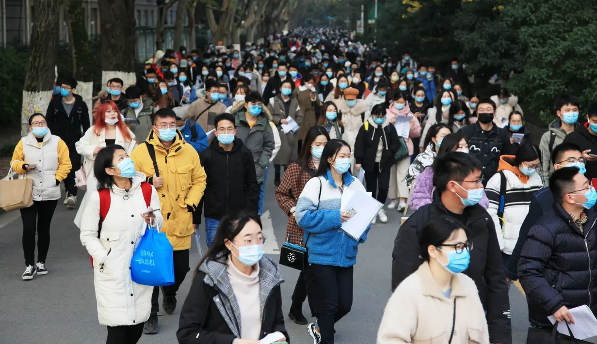 Para peserta berjalan menuju lokasi ujian guna mengikuti ujian pegawai negeri sipil (PNS) nasional China di sebuah universitas di Nanjing, Provinsi Jiangsu, China pada 29 November 2020. Ujian PNS nasional China untuk angkatan 2021 diadakan di seluruh penjuru negeri itu. (Xinhua/Liu Jianhua)