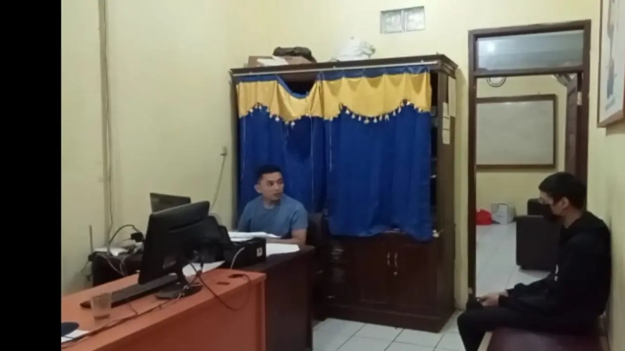 Kendi Al-Absani (22), harus mempertanggung jawabkan perbuatannya, setelah aksinya nyelenehnya memang kamera tersembunyi di kosan remaja putri dilaporkan korban. (Liputan6.com/Jayadi Supriadin)