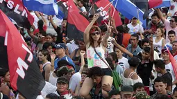 Pendukung Presiden Nikaragua Daniel Ortega merayakan Revolusi Sandinista ke-36 di Managua, Minggu, (19/7/2015). Sandinista atau Frente Sandinista de Liberación Nacional yang disingkat FSLN merupakan suatu partai politik. (REUTERS/Oswaldo Rivas)