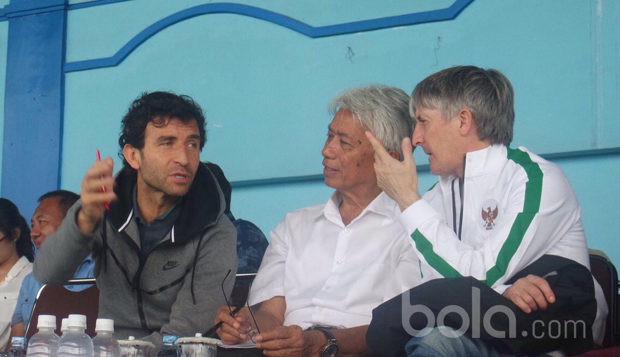 Dari sekitar 68 pemain di sini, semua pemain muda bermain bagus. Namun, ini baru hari pertama kami melakukan pemantauan dan belum bisa menentukan siapa yang menurut kami punya kualitas lebih baik," ujar Luis Milla. (Bola.com/Benediktus Gerendo Pradigdo)