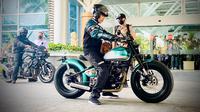 Presiden Jokowi mengendarai motor Kawasaki W175 untuk menjajal Jalan Bypass Bandara Internasional Lombok (BIL)-Mandalika, Kamis (13/1/2022). (Foto: Biro Pers Sekretariat Presiden)