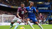Kyle Walker dan Joao Pedro berebut bola dalam laga Premier League antara Chelsea vs Burnley di Stamford Bridge, 21 Februari 2026. (Ben Whitley/PA via AP)