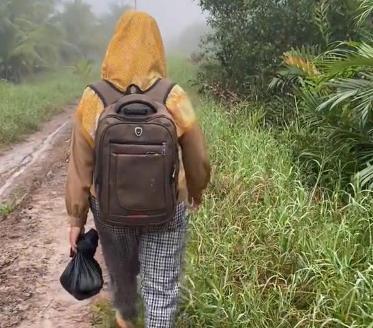 Meski hujan badai melanda, ia dan teman-teman gurunya akan tetap berjalan kaki ke sekolah demi mengajar murid-muridnya. Meski terkadang terjatuh saat melewati jalanan becek berlumpur hingga kelelahan, mereka tetap mengutamakan para muridnya.