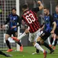 Pemain AC Milan Patrick Cutrone (tengah) menendang bola ke arah gawang saat menghadapi Inter Milan pada laga pekan 28 Liga Italia Serie A di Stadion San Siro, Milan, Minggu (17/3). Inter menggeser Milan dari posisi tiga klasemen. (AP Photo/Luca Bruno)