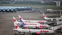 Pesawat maskapai Lion Air terparkir di areal Bandara Soekarno Hatta, Tangerang, Kamis (16/5/2019). Berdasarkan hasil Rapat Koordinasi antara Kementerian Bidang Perekonomian dan Kementerian Perhubungan memutuskan tarif batas atas tiket pesawat turun sebesar 12-16 persen. (Liputan6.com/Faizal Fanani)