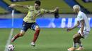 Bek Kolombia, Stefan Medina, berebut bola dengan bek Venezuela, Roberto Rosales, pada laga kualifikasi Piala Dunia 2022 zona Amerika Selatan di Estadio Metropolitano, Sabtu (10/10/2020) pagi WIB. Kolombia menang 3-0 atas Venezuela. (AFP/Gabriel Aponte/pool)
