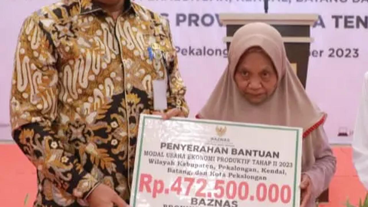 Percepat Atasi Kemiskinan, Pj Gubernur Jateng Serahkan Bantuan Modal Usaha Produktif