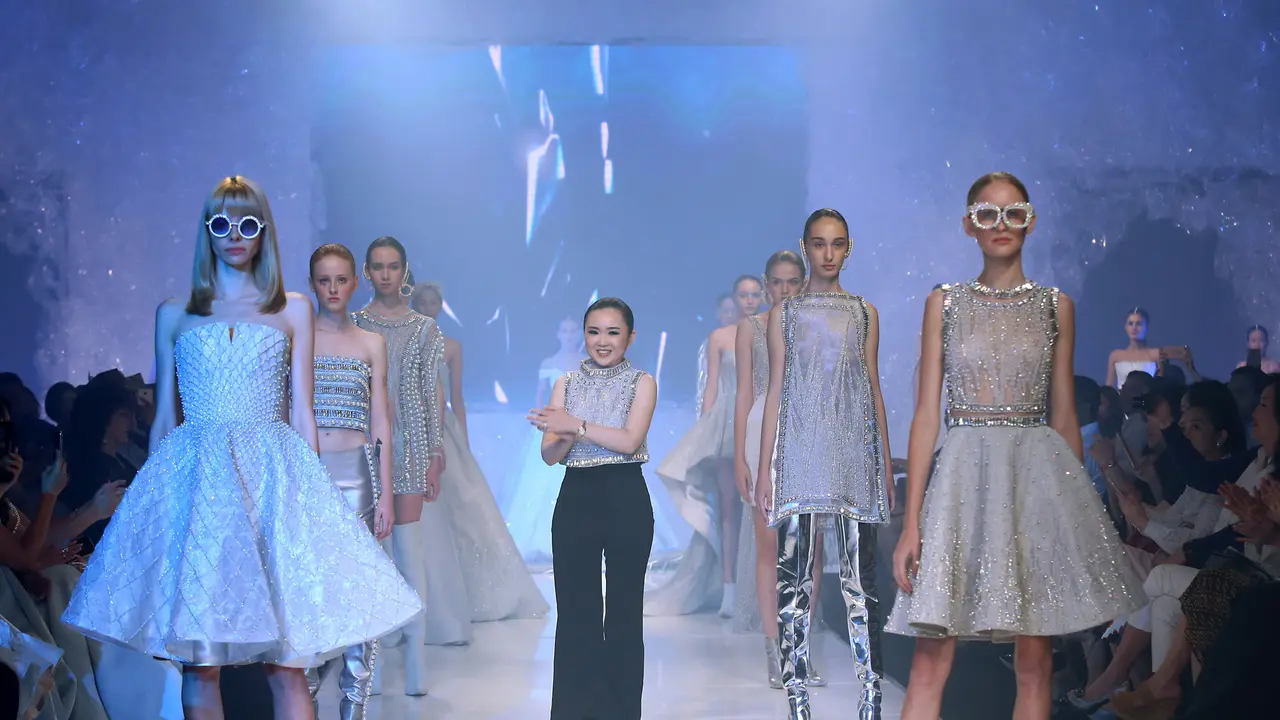 Inspirasi Fashion Kilau Gunung Es dari Koleksi Monica Ivena
