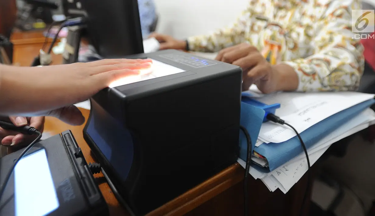 Warga melakukan perekaman sidik jari saat pembuatan E-KTP di Kantor kelurahan Cinere, Depok, Kamis (27/12). Hari ini Disdukcapil daerah melaksanakan pelayanan jemput bola perekaman E-KTP serentak khusus pemula secara nasional. (Merdeka.com/Arie Basuki)