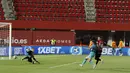 Pemain Barcelona Jordi Alba (kedua kanan) mencetak gol ke gawang Mallorca pada pertandingan La Liga di Son Moix Stadium, Palma de Mallorca, Spanyol, Sabtu (13/6/2020). Barcelona membantai Mallorca dengan skor 4-0. (AP Photo/Francisco Ubilla)