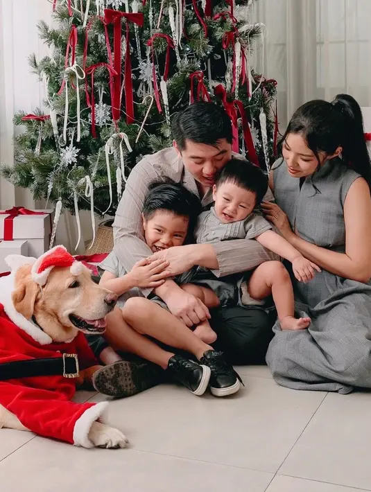 Ini adalah potret keluarga Chef Arnold dan Tiffany Soetanto merayakan Natal. Kompak Chef Arnold dan Tiffany bersama kedua anak mereka tampil dengan outfit serba abu-abu. Dengan latar pohon Natal dan kotak-kotak kado, keempatnya bergaya manis dan hangat untuk memberikan ucapan Natal kepada netizen. [Foto: Instagram/tiffanysoetanto]
