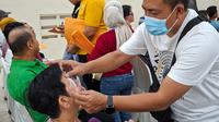Lebih dari 200 warga dari usia 6 hingga 90 tahun, menjalani operasi katarak gratis di Rumah Sakit Santo Carolus, Summarecon Gading Serpong, Kabupaten Tangerang. Usia termuda pasien berusia 6 tahun berhasil diangkat kataraknya.
