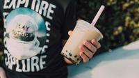 Ilustrasi bubble tea. (Photo by RODNAE Productions: https://www.pexels.com/photo/person-holding-a-boba-tea-6412829/)