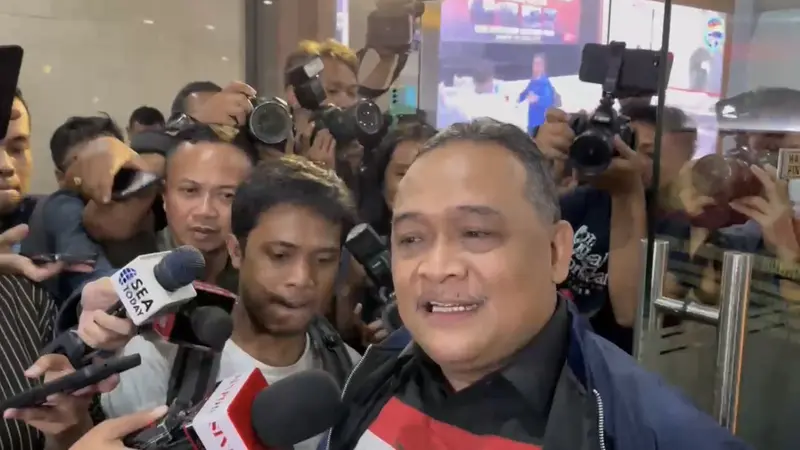 Kepala Badan Perlindungan Pekerja Migran Indonesia (BP2MI) Benny Rhamdani tiba di Mabes Polri, Jakarta Selatan, Senin (39/7/2024). (Liputan6.com/Nanda Perdana Putra)