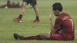 Gelandang Timnas Indonesia, Luthfi Kamal, tampak kecewa usai dikalahkan Jepang pada laga AFC U-19 Championship di SUGBK, Jakarta, Minggu (25/10). Indonesia kalah 0-2 dar Jepang. (Bola.com/Vitalis Yogi Trisna)